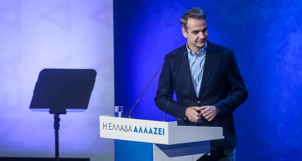 Πετάνε την μπάλα στην εξέδρα…