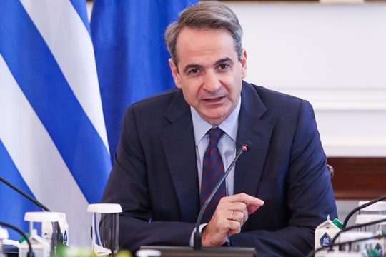 Ψαρεύει ψήφους από παντού και ψεύδεται για το νόμο-συγκάλυψη των υποκλοπών