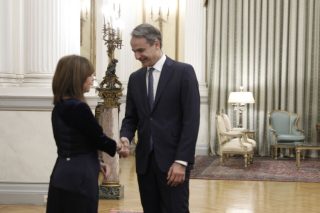Ευχές Μητσοτάκη με κατώτατο μισθό και εκλογές