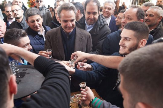 Τον περιμένουν με ρακές και διαμαρτυρίες