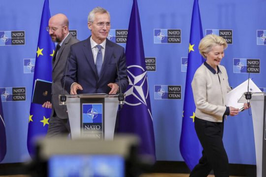 Ευχολόγιο ΝΑΤΟ-Ε.Ε. για «στενή συνεργασία»