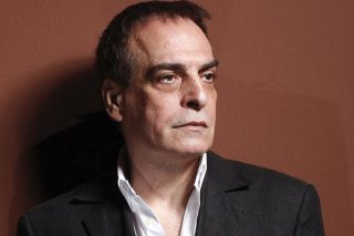 Ο Νίκος Καλτσάς εκτός Μουσείου Κυκλαδικής Τέχνης
