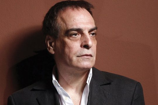 Ο Νίκος Καλτσάς εκτός Μουσείου Κυκλαδικής Τέχνης