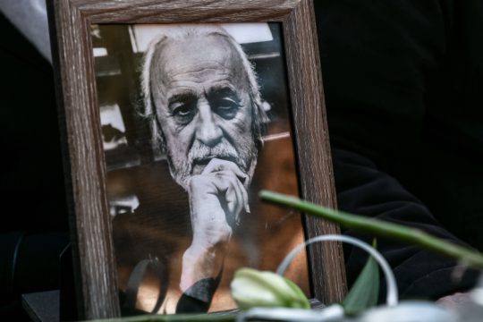 Η απουσία του ΥΠΠΟΑ από την κηδεία του Νότη Μαυρουδή, καθώς η κ. Μενδώνη ετοιμάζεται για τον τέως