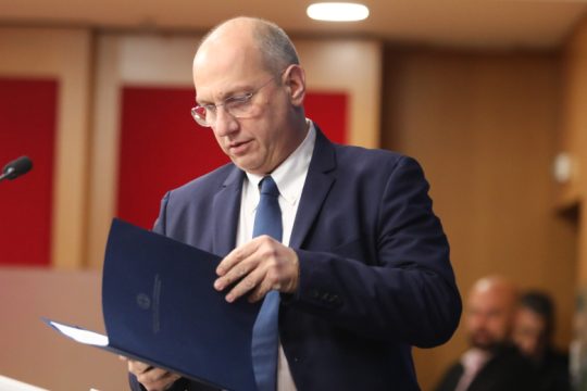 Καλύπτει Θεοδωρικάκο, αφήνει αιχμές… κατά της ΕΛ.ΑΣ. 