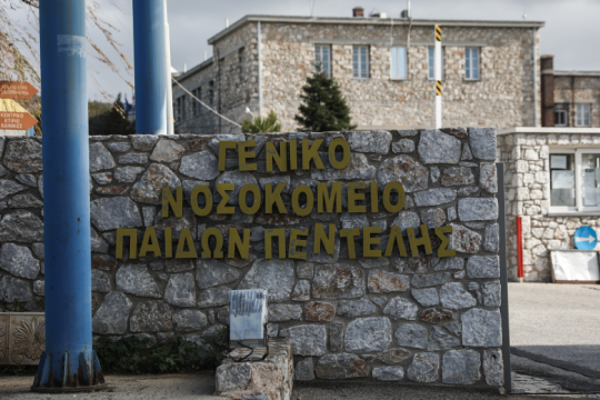 Τρεις συλλήψεις για την πόρτα που έπεσε πάνω σε μαθητές