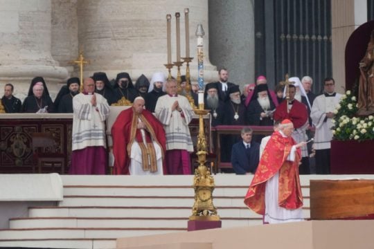 «Ιερή» κόντρα στο Βατικανό στη σκιά του θανάτου του επίτιμου πάπα Βενέδικτου