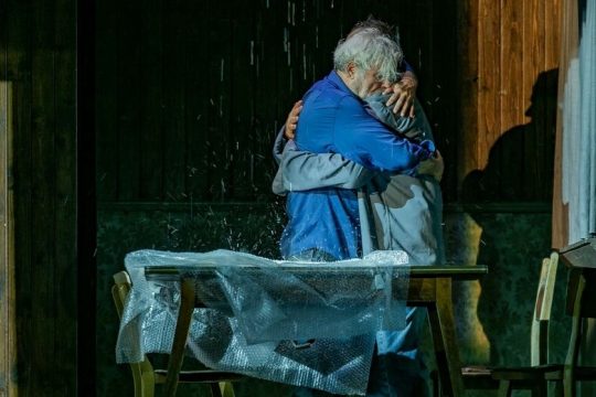 Ενας εύθραυστος και γενναίος ήρωας στην κουζίνα του