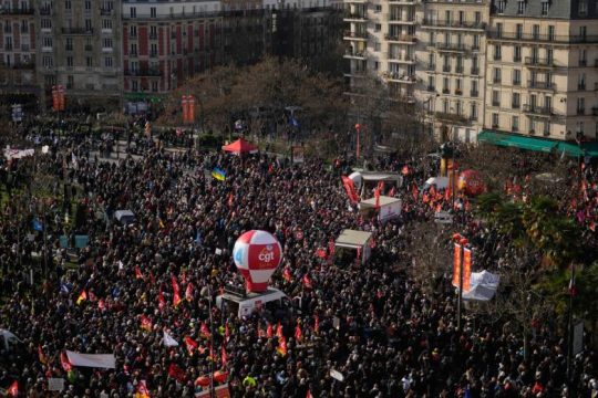 Νέο μαζικό κύμα απεργιακών κινητοποιήσεων κατά των σχεδίων του Μακρόν για τις συντάξεις