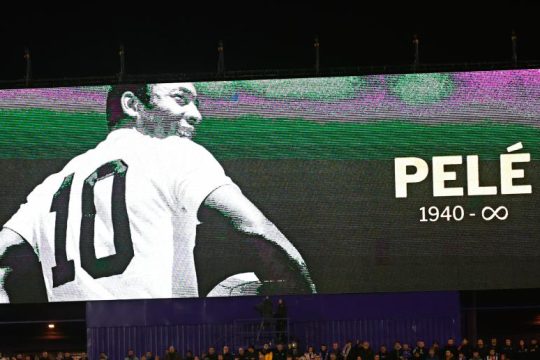 Λαϊκό προσκύνημα στον «βασιλιά» που πέρασε στην αιωνιότητα