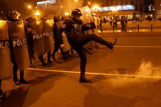 «Εμφύλιο πόλεμο» κηρύσσουν οι διαδηλωτές στο Περού