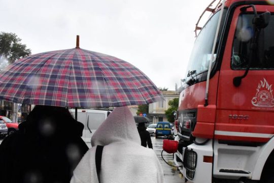 Ανεμοστρόβιλος χτύπησε στην Παραμυθιά προκαλώντας υλικές ζημιές