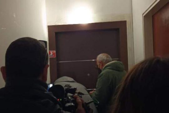 Ανθρώπινη αλυσίδα ενάντια σε έξωση οικογένειας στα Πατήσια