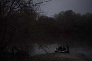 Νομιμοποιεί τη βαρβαρότητα και επενδύει στην ξενοφοβία