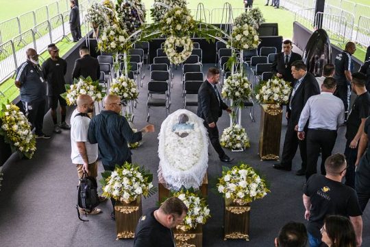 Θρήνος στη Βραζιλία που αποχαιρετά τον Πελέ με λαϊκό προσκύνημα