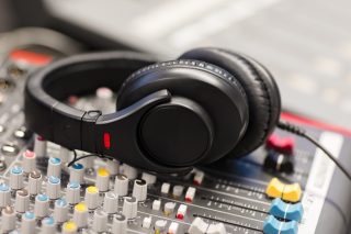Τα προγράμματα στα ενημερωτικά ραδιόφωνα της Αθήνας