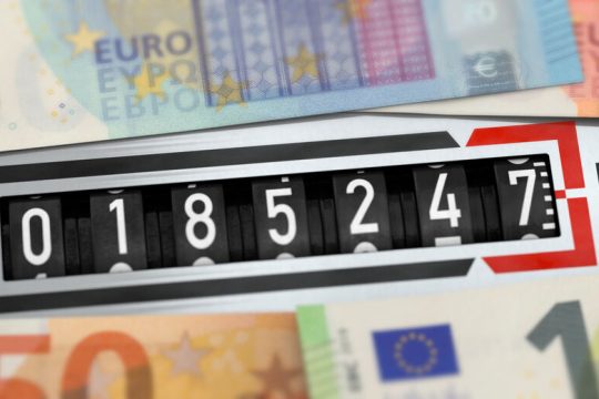 Μειωμένα τιμολόγια ρεύματος ανακοίνωσαν για Φεβρουάριο ΔΕΗ και προμηθευτές
