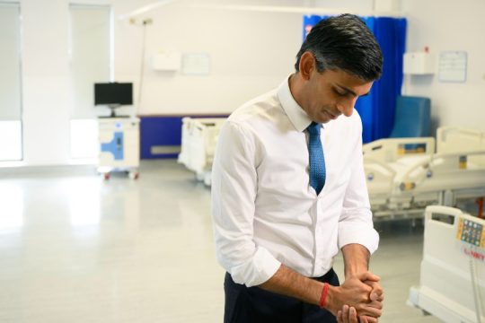 Μετά από μήνες ασφυξίας στο NHS, η κυβέρνηση Σούνακ δέχθηκε να συζητήσει