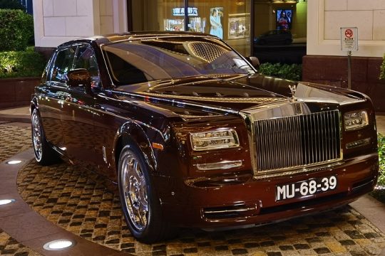 6.021 οχήματα πούλησε πέρυσι η Rolls Royce