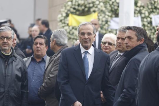 Σαμαράς και Κουμουτσάκος από τους πρώτους κυβερνητικούς στο προσκύνημα του τέως