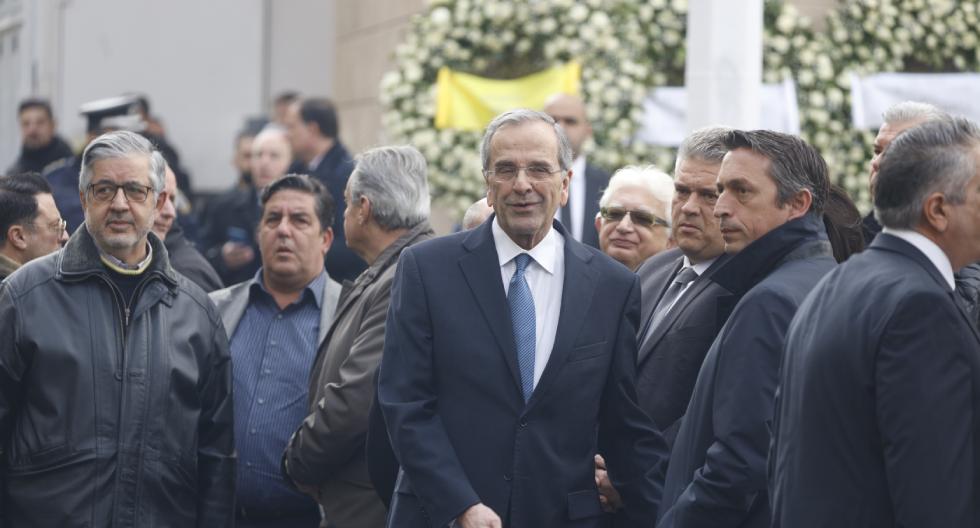 Σαμαράς και Κουμουτσάκος από τους πρώτους κυβερνητικούς στο προσκύνημα του τέως
