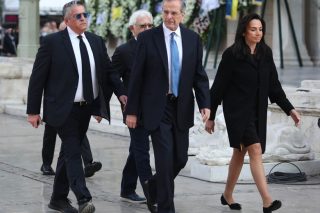 Οι… εκπτώσεις για τον έκπτωτο μπούμερανγκ στον Μητσοτάκη