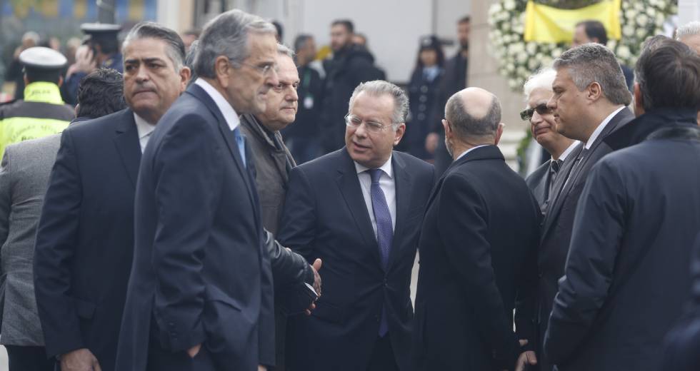 Η «βαθυγάλαζη» πτέρυγα στην κηδεία του έκπτωτου