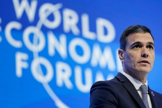 Στο τραπέζι των συζητήσεων κάλεσε τον Πούτιν ο Πέδρο Σάντσεθ