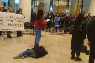 Σπουδαστές άνοιξαν πανό στη γενική δοκιμή του Παπαϊωάννου