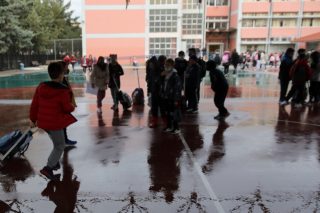 Διευθύντρια σχολείου, τομεάρχης Παιδείας της Ν.Δ., στέλνει στα δικαστήρια εκπαιδευτικούς
