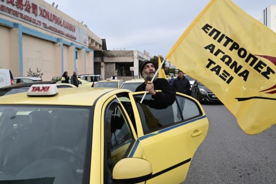 Ανάβουν μηχανές οι οδηγοί ταξί ενάντια στην ακρίβεια