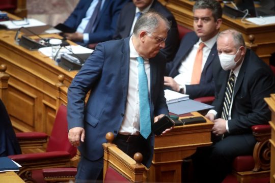 Αντί παραίτησης, συγκάλυψη