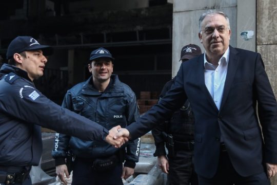 Προσλάβετε κι άλλους αστυνομικούς, τους έχουμε ανάγκη