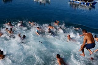 Φώτα στο πεντάτοξο γιοφύρι της πολιτικής