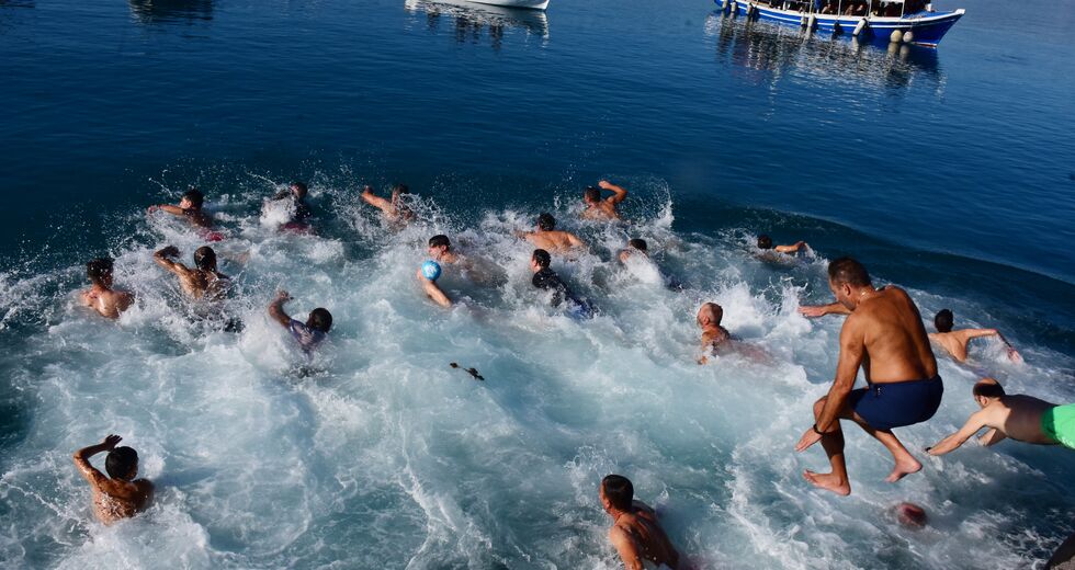 Φώτα στο πεντάτοξο γιοφύρι της πολιτικής