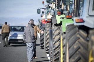 Ζεσταίνουν τα τρακτέρ στη Λάρισα