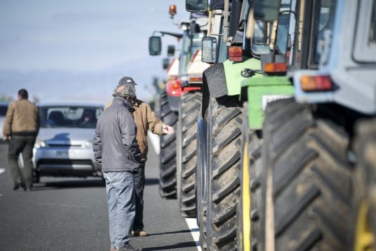 Μπλόκο στον αυτοκινητόδρομο Ε65 αποφάσισαν οι αγρότες της Θεσσαλίας