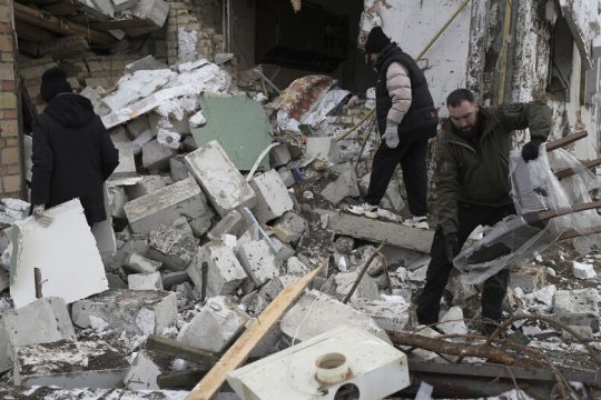 Τα άρματα μάχης έρχονται αλλά το Ντονμπάς ματώνει