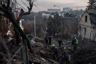 Πύραυλοι και drones αντί για… βεγγαλικά
