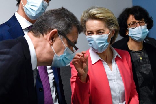 Στο μικροσκόπιο της Ευρωπαϊκής Εισαγγελίας τα sms ντερ Λάιεν με Μπουρλά
