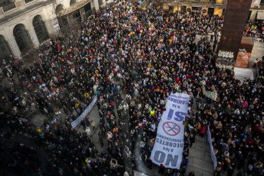 Δεκάδες χιλιάδες υγειονομικοί διαδήλωσαν στη Μαδρίτη