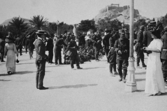 Αλλεπάλληλοι πόλεμοι, μουσική, επιθεώρηση και γυναικεία χειραφέτηση
