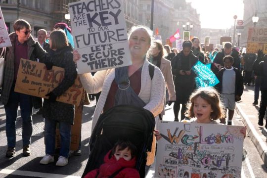 Σε κλοιό διαδηλώσεων όλη η Βρετανία για τη μεγαλύτερη απεργία της τελευταίας δεκαετίας