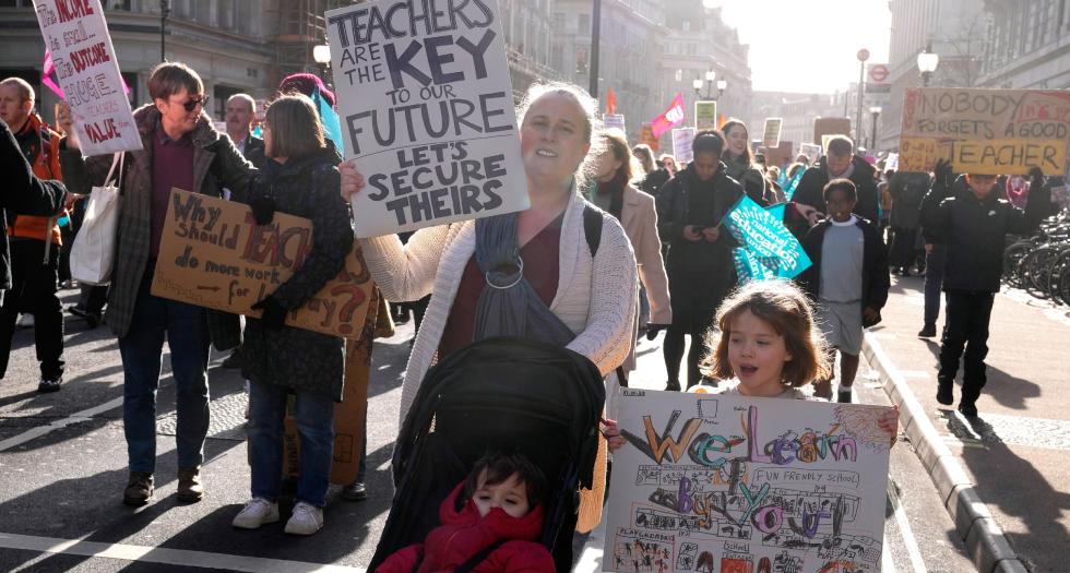 Σε κλοιό διαδηλώσεων όλη η Βρετανία για τη μεγαλύτερη απεργία της τελευταίας δεκαετίας