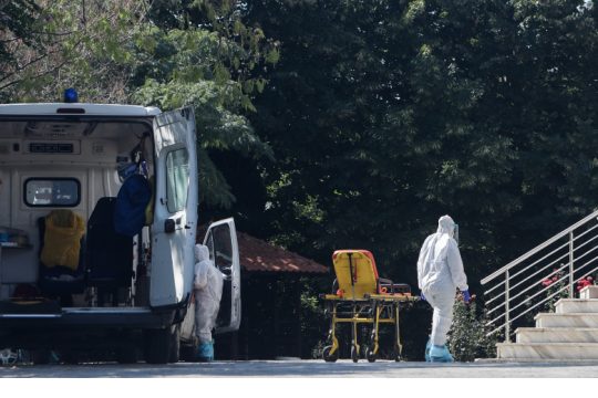 Παραπέμπονται σε δίκη υπεύθυνοι γηροκομείου για μπαράζ θανάτων λόγω διασποράς Covid