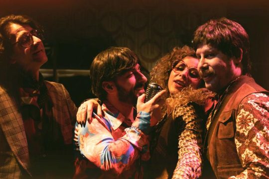 «1975»: Μια μαύρη κωμωδία για την αρχή της μεταπολίτευσης
