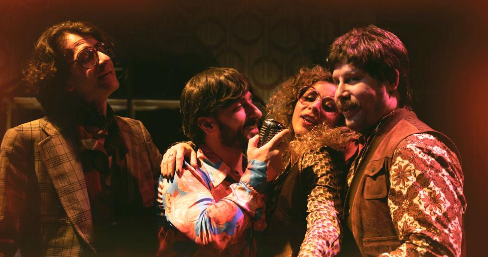 «1975»: Μια μαύρη κωμωδία για την αρχή της μεταπολίτευσης