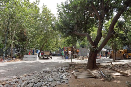 Απραξία πίσω από τις λαμαρίνες στα Εξάρχεια