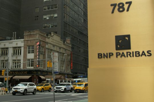 Ιστορική αγωγή κατά BNP Paribas για ευθύνες της στην κλιματική αλλαγή