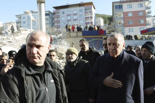 Δυσεπίλυτος γρίφος οι τουρκικές εκλογές μετά την τραγωδία